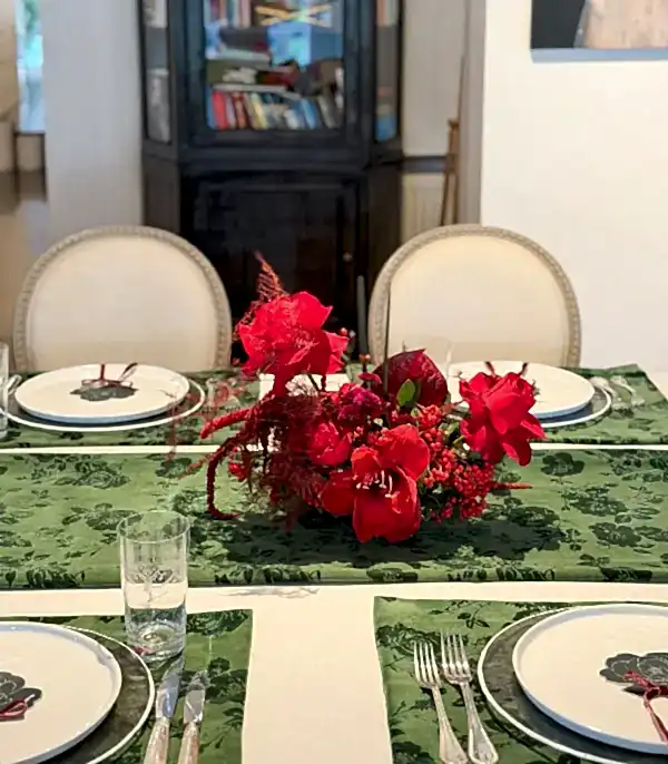 Yılbaşı Klasik Aranjman Mumlu Masa Çiçeği 4Lü Runner ve Amerikan Servis Seti