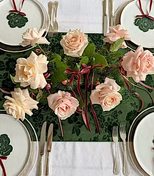 Yılbaşı Pembe Gül Mumlu Masa Çiçeği Runner Servis Seti