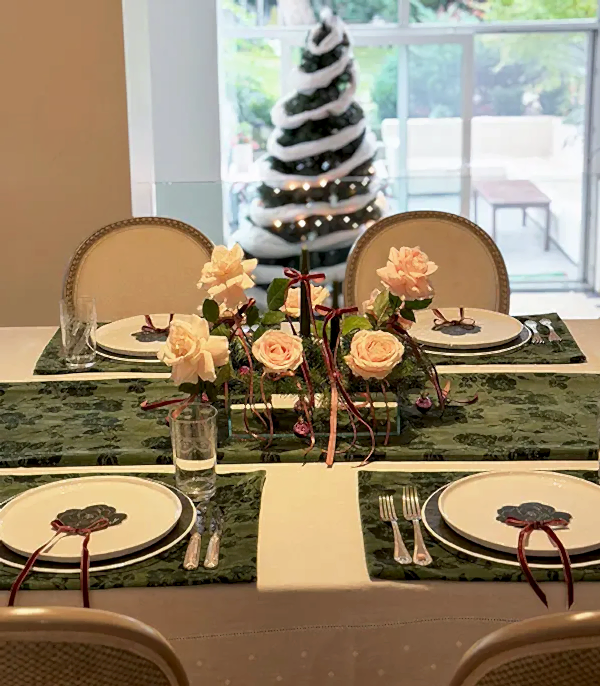 Yılbaşı Pembe Gül Mumlu Masa Çiçeği 4Lü Runner ve Amerikan Servis Seti