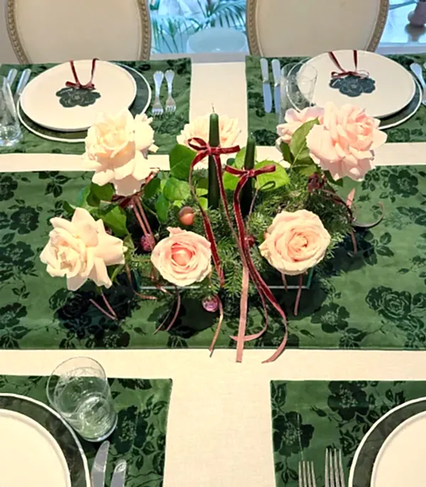 Yılbaşı Pembe Gül Mumlu Masa Çiçeği 4Lü Runner ve Amerikan Servis Seti