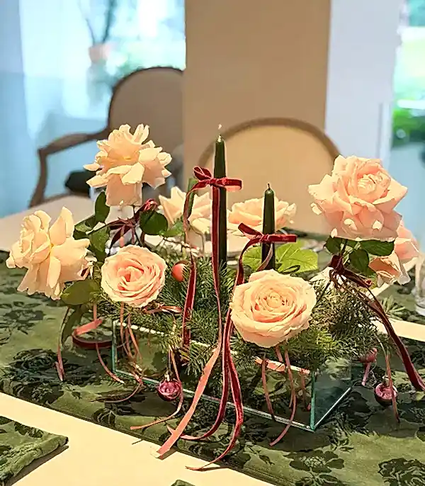 Yılbaşı Pembe Gül Mumlu Masa Çiçeği 6Lı Runner ve Amerikan Servis Seti