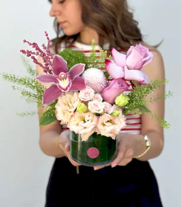 Zela Mini Vazoda Lila Pembe Çiçekler Yaz Aranjmanı