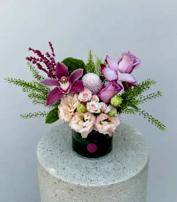 Zela Mini Vazoda Lila Pembe Çiçekler Yaz Aranjmanı